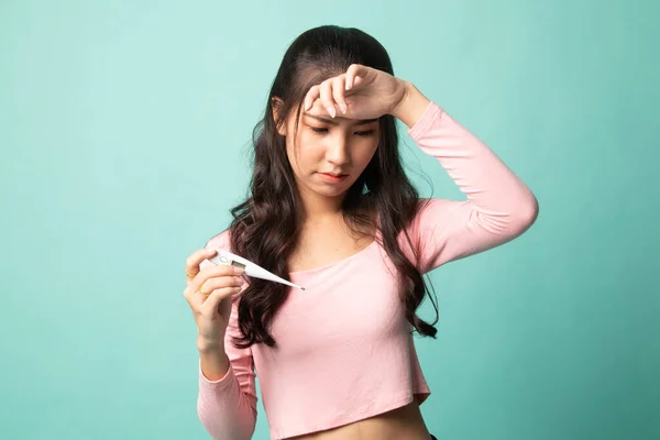 Joven Mujer Asiática Enfermó Gripe Cyan Fondo — Foto de Stock