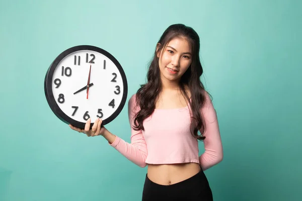Joven Mujer Asiática Con Reloj Sobre Fondo Cian —  Fotos de Stock