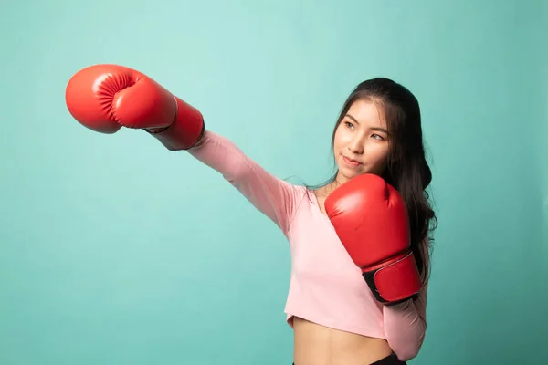 Joven Mujer Asiática Con Guantes Boxeo Rojos Sobre Fondo Cian — Foto de Stock