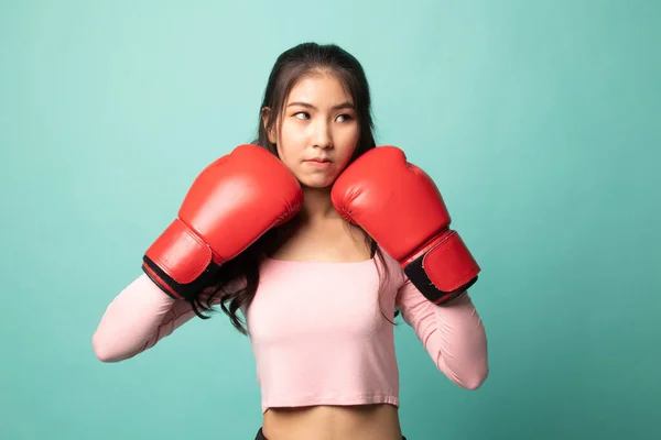 Mladá Asijská Žena Červenými Boxerskými Rukavicemi Azurovém Pozadí — Stock fotografie