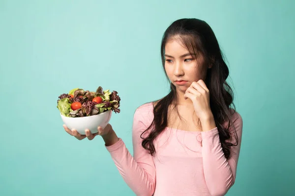 Femme Asiatique Déteste Salade Sur Fond Cyan — Photo