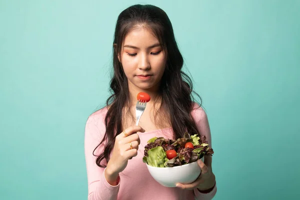 Femme Asiatique Saine Avec Salade Sur Fond Cyan — Photo