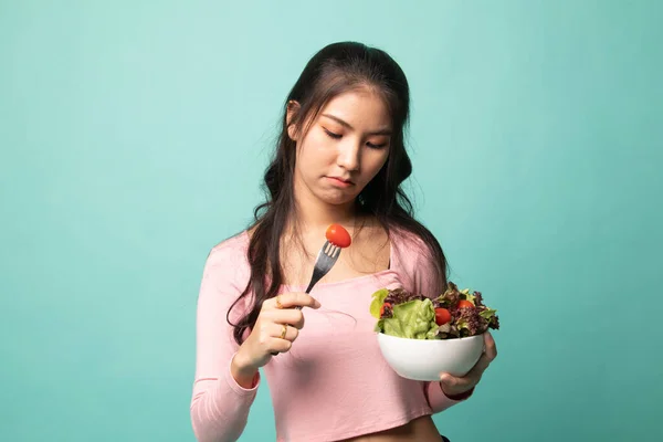 Femme Asiatique Déteste Salade Sur Fond Cyan — Photo