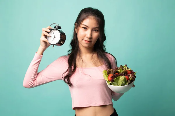 Joven Mujer Asiática Con Reloj Ensalada Sobre Fondo Cian — Foto de Stock