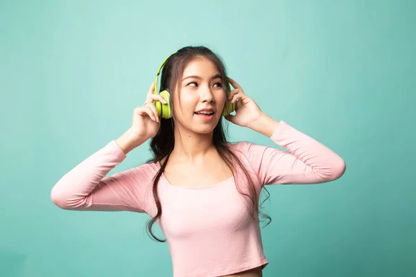 Bastante Asiático Chica Escuchar Música Con Auriculares Cyan Fondo — Foto de Stock