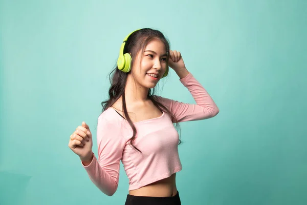 Bastante Asiático Chica Escuchar Música Con Auriculares Cyan Fondo — Foto de Stock