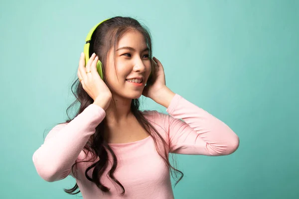 Bastante Asiático Chica Escuchar Música Con Auriculares Cyan Fondo — Foto de Stock