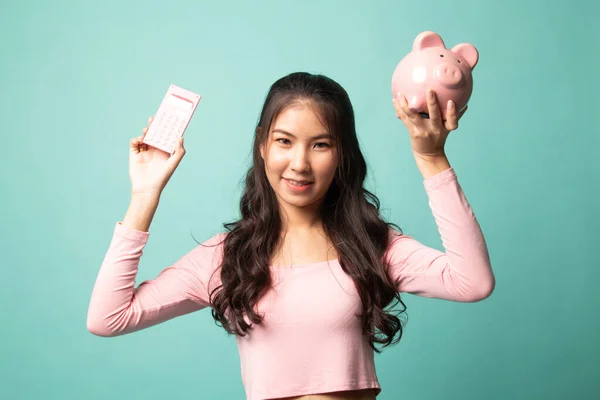 Asian Woman Calculator Piggy Bank Cyan Background — Stock Photo, Image