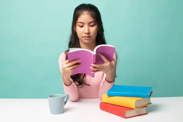 Giovane Donna Asiatica Leggere Libro Con Una Tazza Caffè Sfondo — Foto Stock