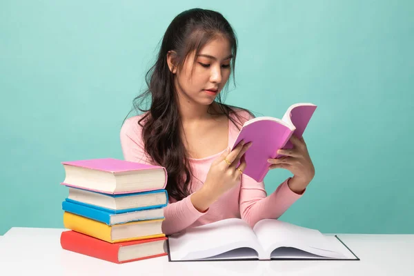 Joven Mujer Asiática Leer Libro Con Libros Mesa Sobre Fondo — Foto de Stock