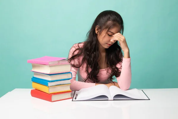 Esausto Asiatico Donna Ottenuto Mal Testa Leggere Libro Con Libri — Foto Stock