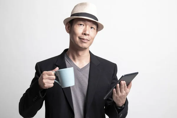 大人アジア人男性とともにAコンピュータタブレットとコーヒー上の白い背景 — ストック写真