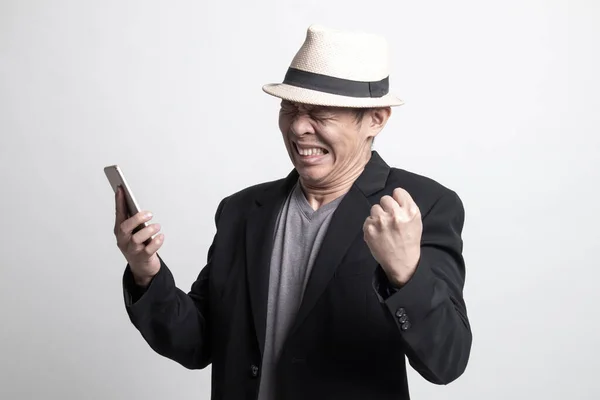 Happy Dospělý Asijský Muž Mobilním Telefonem Bílém Pozadí — Stock fotografie