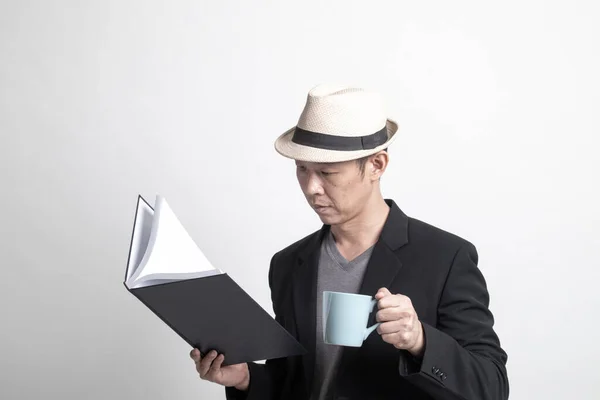 大人アジアの男とともに本とコーヒーのカップ上の白い背景 — ストック写真