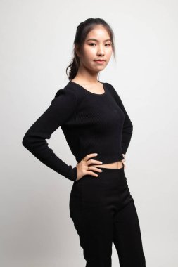 Beyaz arka plan üzerinde güzel genç Asyalı kadın portresi