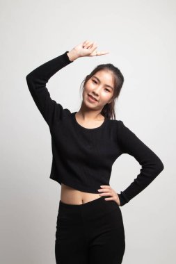 Genç Asyalı kadın gülümseme ve beyaz arka plan üzerinde noktası