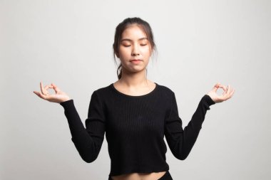 Konsantre olmuş Asyalı kadın gözlerini kapatmış, meditasyon yaparken dinleniyor, denge ve uyum Yogası ve meditasyon kavramını beyaz arka planda bulmaya çalışıyor.