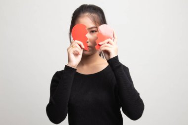 Beyaz arka plan üzerinde kırık kalpli güzel genç Asyalı kadın