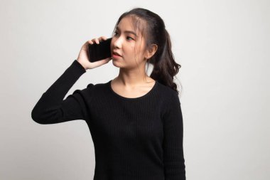 Beyaz arka plan üzerinde cep telefonu ile konuşurken genç Asyalı kadın