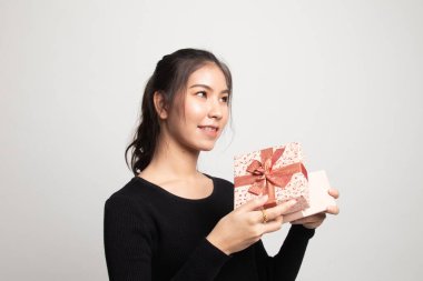 Genç Asyalı kadın açık bir hediye kutusu beyaz arka plan üzerinde