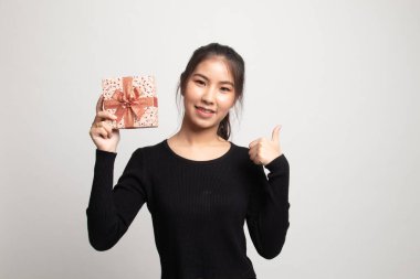 Beyaz zemin üzerinde bir hediye kutusu ile genç Asyalı kadın Yaşasın