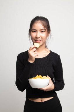 Genç Asyalı kadın yemek patates cipsi beyaz arka plan üzerinde
