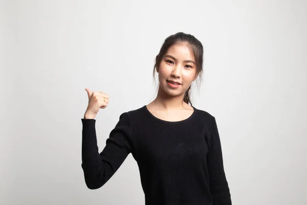 Joven Mujer Asiática Sonrisa Punto Para Copiar Espacio Con Pulgar — Foto de Stock