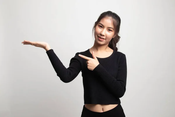 Güzel Genç Asyalı Kadın Beyaz Arka Plan Üzerinde Palmiye Noktasına — Stok fotoğraf
