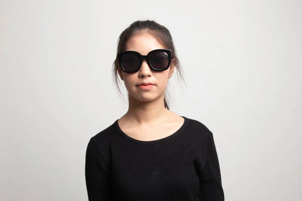 Retrato Una Hermosa Joven Asiática Gafas Sol Sobre Fondo Blanco — Foto de Stock