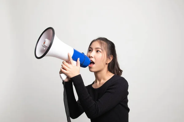 Schöne Junge Asiatische Frau Verkünden Mit Megafon Auf Weißem Hintergrund — Stockfoto