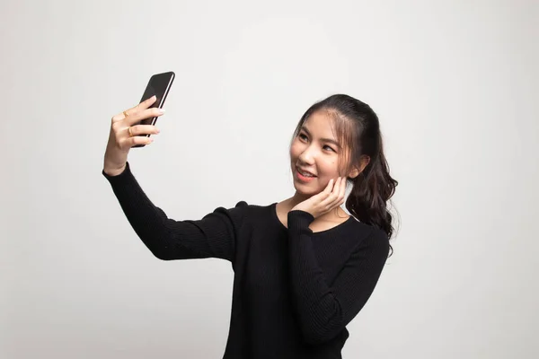 Молоді Азіатські Жінки Selfie Мобільного Телефону Білому Тлі — стокове фото