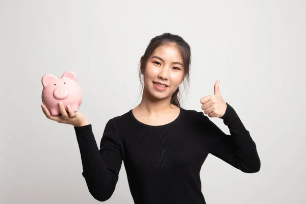 Asiatisk Kvinna Tummen Upp Med Gris Mynt Bank Vit Bakgrund — Stockfoto