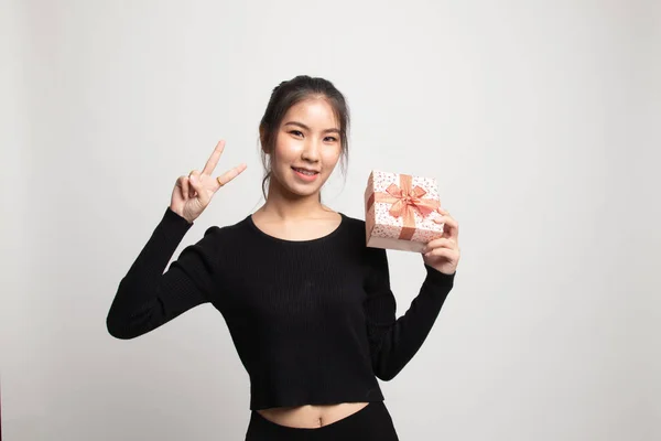 Genç Asyalı Kadın Beyaz Arka Plan Üzerinde Zafer Işareti Bir — Stok fotoğraf