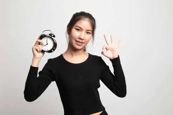 Joven Mujer Asiática Muestran Con Reloj Sobre Fondo Blanco — Foto de Stock