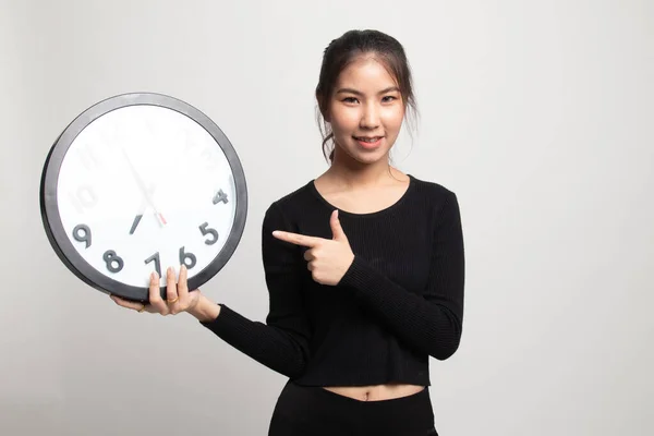 Jeune Femme Asiatique Pointent Vers Une Horloge Sur Fond Blanc — Photo