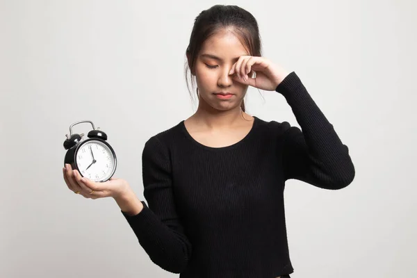 Senny Młoda Kobieta Azjatyckich Zegarem Rano Białym Tle — Zdjęcie stockowe