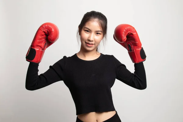 Joven Mujer Asiática Con Guantes Boxeo Rojos Sobre Fondo Blanco — Foto de Stock