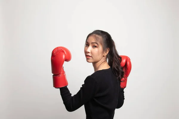 Joven Mujer Asiática Con Guantes Boxeo Rojos Sobre Fondo Blanco —  Fotos de Stock
