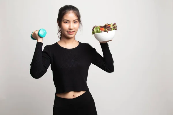 Friska Asiatisk Kvinna Med Hantlar Och Sallad Vit Bakgrund — Stockfoto