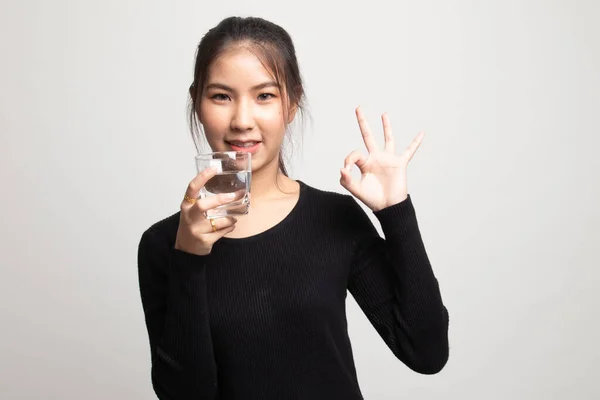 Joven Asiática Mostrar Con Vaso Agua Potable Sobre Fondo Blanco — Foto de Stock