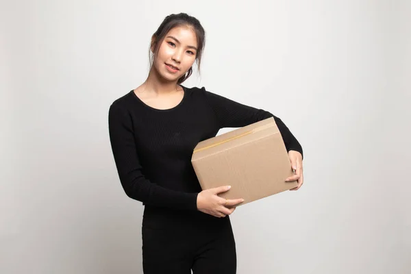 Entrega Reubicación Desembalaje Joven Asiático Mujer Holding Cartulina Caja Blanco — Foto de Stock