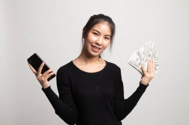 Asyalı genç bir kadının portresi beyaz arka planda bir sürü para banknotu gösteriyor.