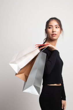 Genç Asyalı kadın beyaz arka plan üzerinde alışveriş çantası ile mutlu