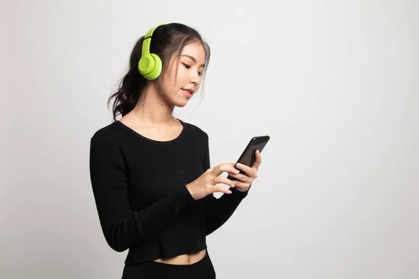 Bonita Chica Asiática Escuchando Música Con Sus Auriculares Sobre Fondo —  Fotos de Stock