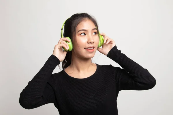 Ładna Azji Dziewczyna Słuchanie Muzyka Jej Słuchawki Białym Tle — Zdjęcie stockowe