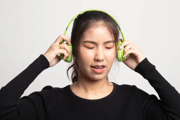 Głośno Portret Młodej Azjatki Trzymającej Słuchawki Robiącej Nieszczęśliwą Minę Białym — Zdjęcie stockowe