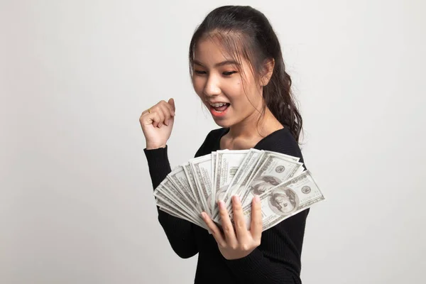 Portret Młodej Azjatki Pokazującej Kupę Banknotów Białym Tle — Zdjęcie stockowe