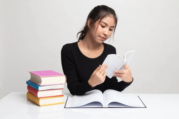 Giovane Donna Asiatica Leggere Libro Con Libri Sul Tavolo Sfondo — Foto Stock