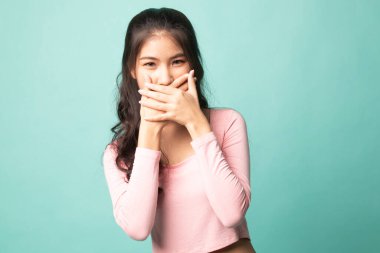Güzel, genç Asyalı bir kadın ağzını kapalı tutar.