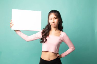 Cyan arka planında beyaz boş işareti olan genç Asyalı kadın.